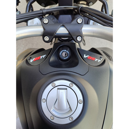 Deflectores Antiturbulencia Moto Guzzi V85TT — Logo V85TT en Color, Mejora Real en Ruta, Par Completo con Tornillos